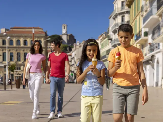 Balade en famille, enfants qui mangent une glace cours Félix Faure