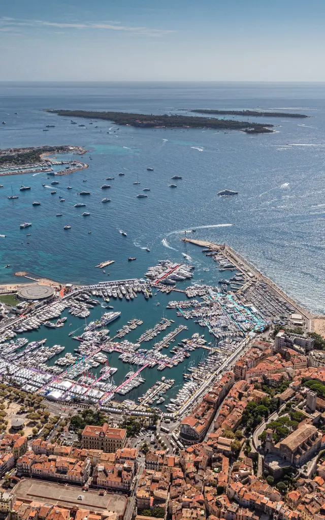 Vue de Cannes depuis le ciel. La ville, le port et les îles de Lérins au loin.
