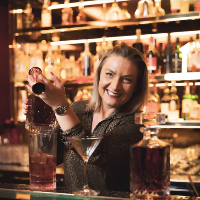 Barmaid Delphine Grossmann au Bar du Martinez à Cannes