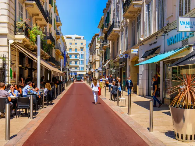 Rue Commandant André à Cannes pour faire du shopping