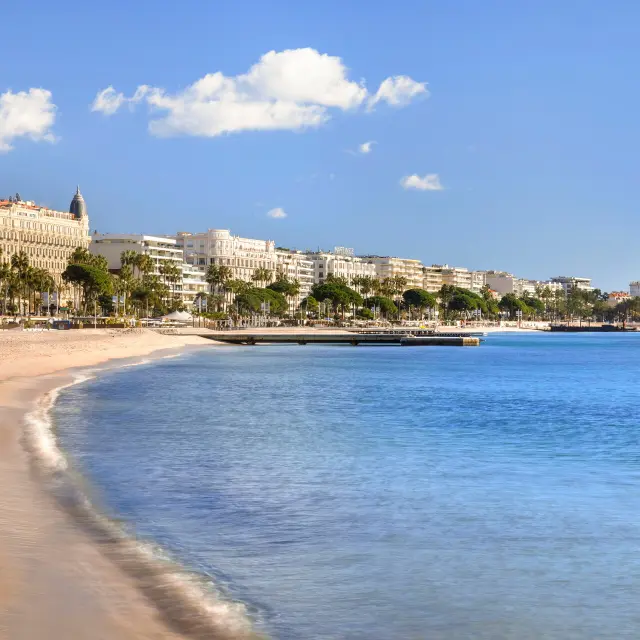 Les célèbres plages de la Croisette à Cannes avec ses hôtels mythiques