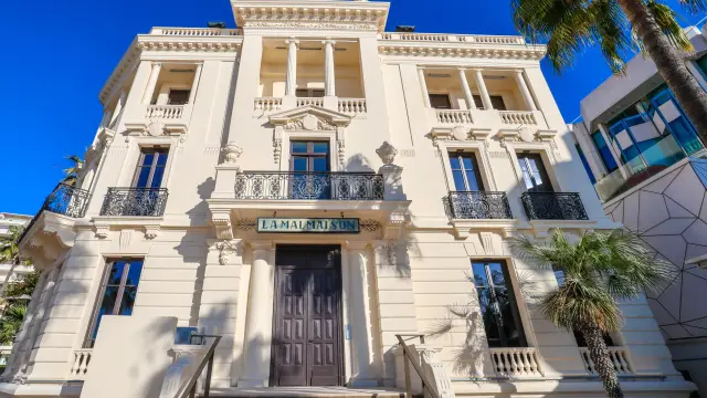 Façade de La Malmaison rénovée sur la Croisette à Cannes
